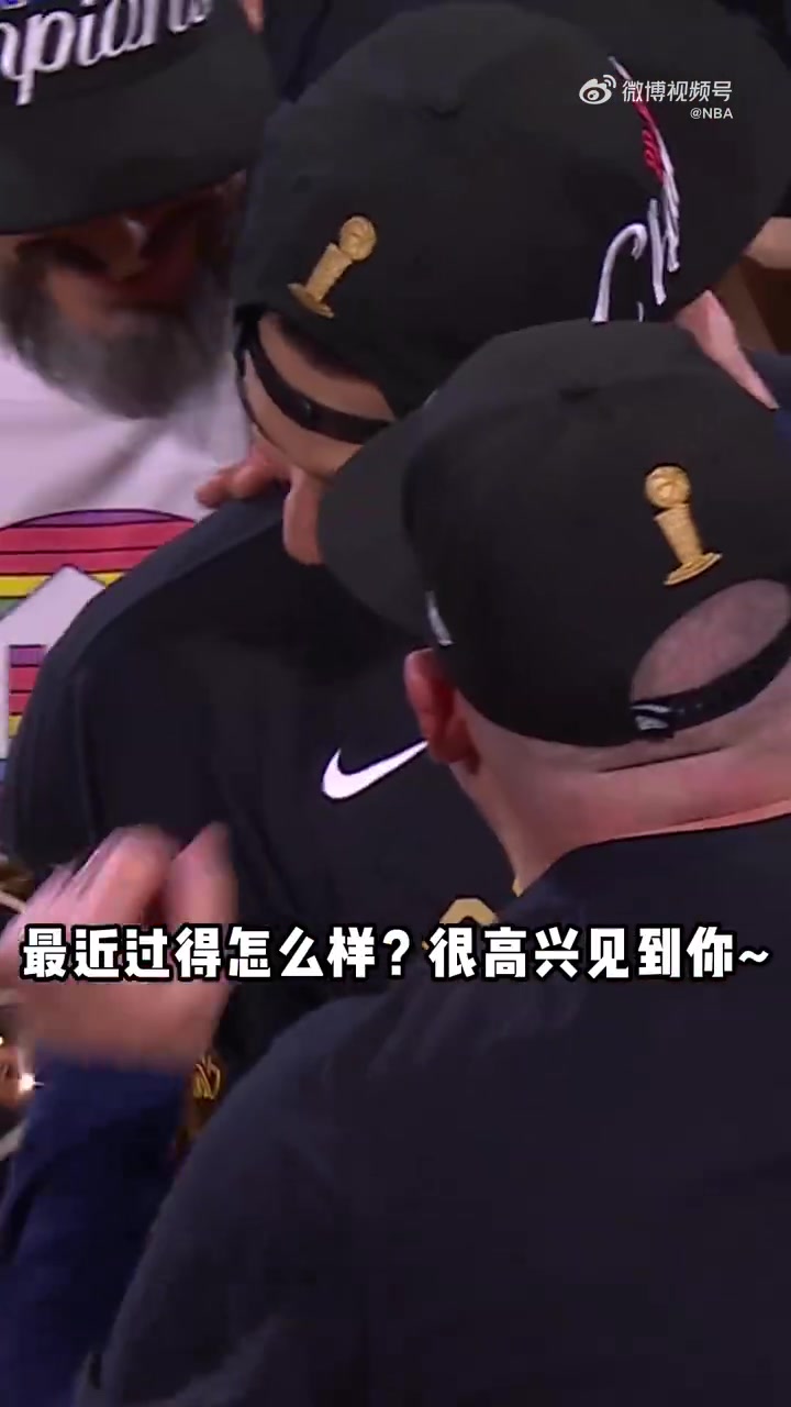 笑死！穆雷從馬龍教練手中接過(guò)獎(jiǎng)杯后，不停地喊：寶貝寶貝！