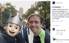 網(wǎng)友杭州偶遇古德溫，獲簽“雷速球王”合影