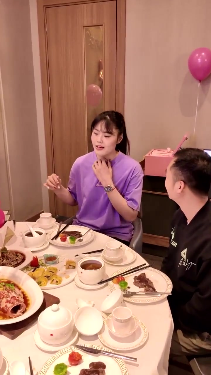 李月汝生日排面拉滿！26歲生日 看小寶的專屬LOGO和定制T