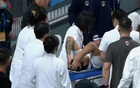 趙睿傷膝倒地，被抬離場