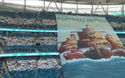 大連球迷巨型Tifo“足球復(fù)興”震撼梭魚灣球場！