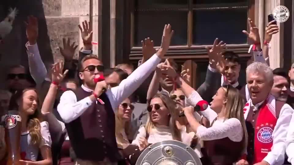 凱恩奪冠，歡唱《Sweet Caroline》
