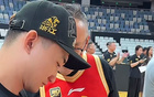 廣廈奪冠見面會，孫銘徽圈粉，多人共話榮耀，合影冠軍鼎與FMVP獎杯。